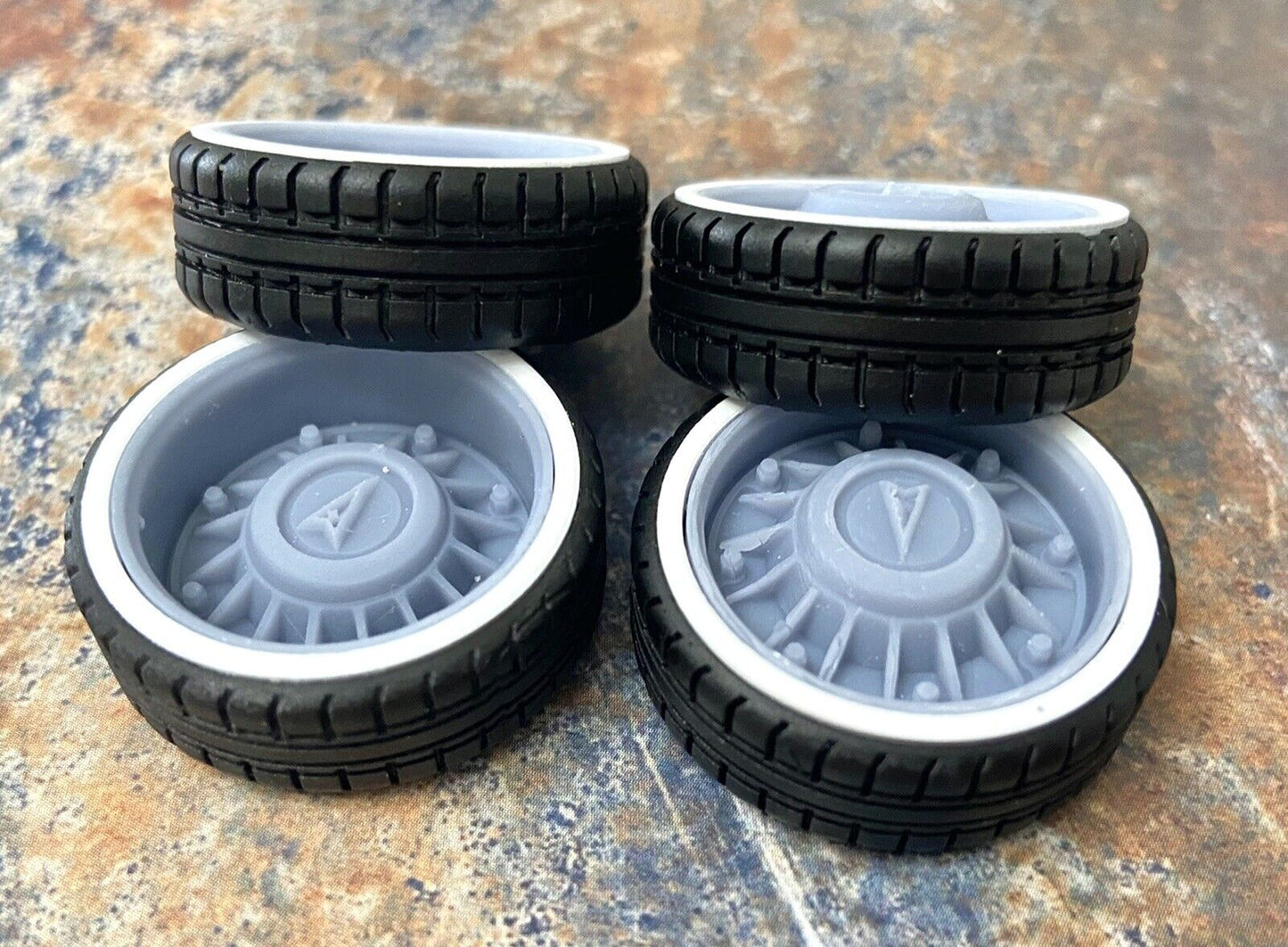 22-Inch Pontiac 8-Lug w/Whitewalls