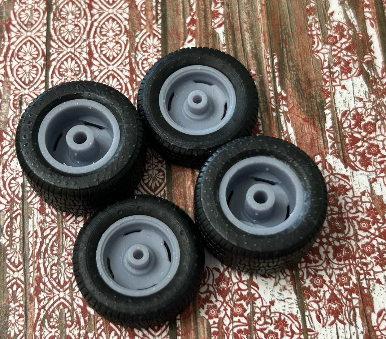 15-Inch Mopar w/ Dog Dish wheels w/ wide rear tires