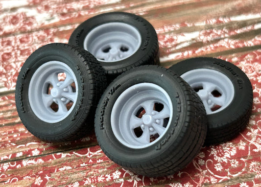 15-Inch Cragar SS w/ wide rear tires